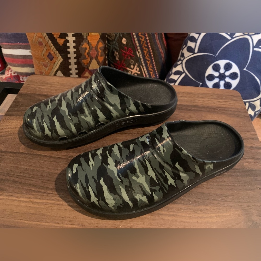 OOFOS Camouflage Athletic Clogs